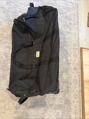Durable Black Rolling Duffel Bag with Telescoping Handle